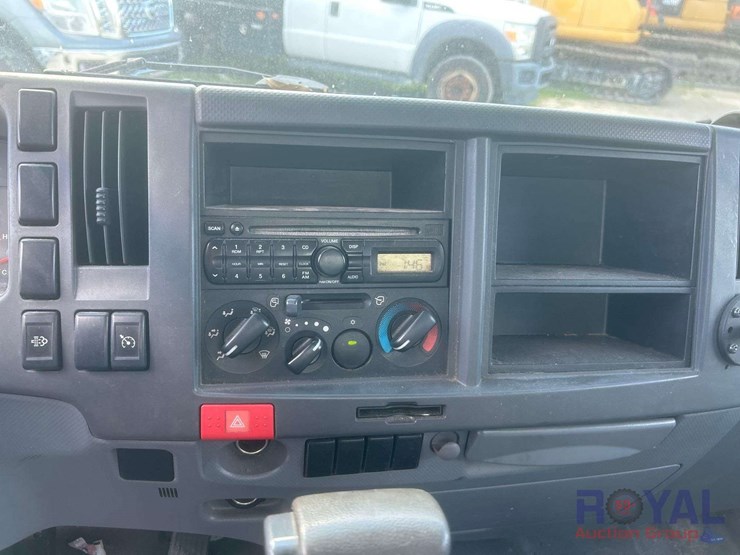 2011-isuzu-npr-image-16