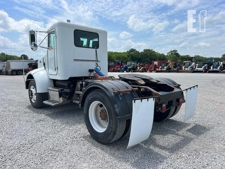2003-peterbilt-330-image-4