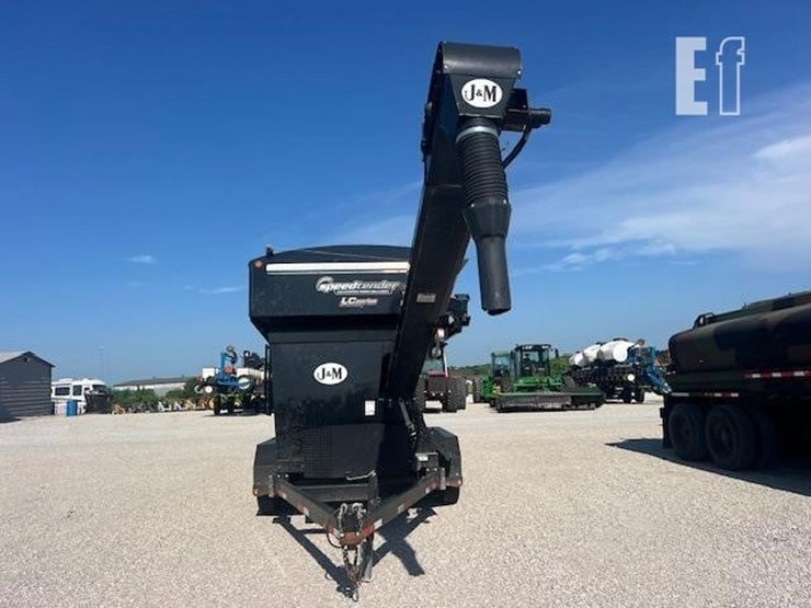 2019-j&m-lc390-image-10