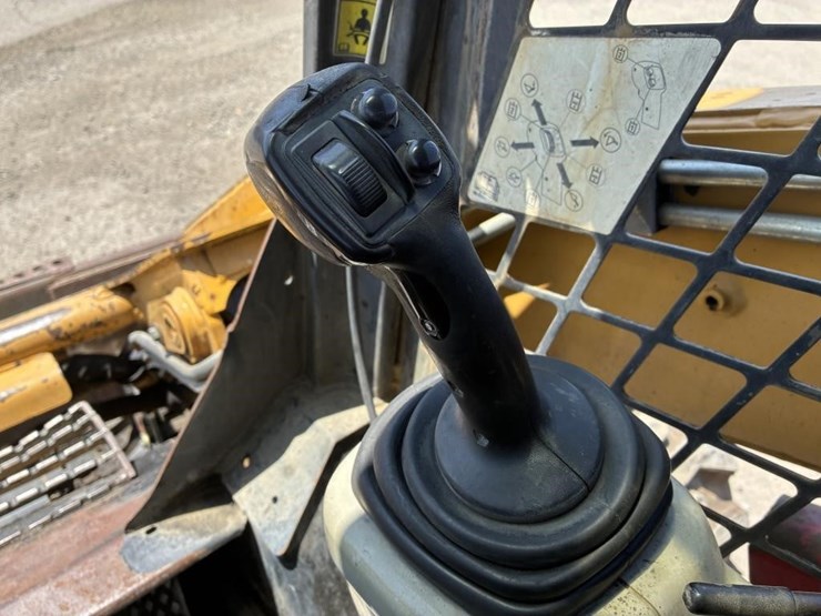 2011-caterpillar-262c-image-15