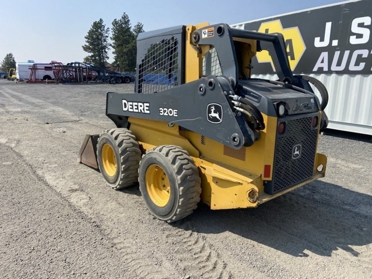 deere-320e-image-3
