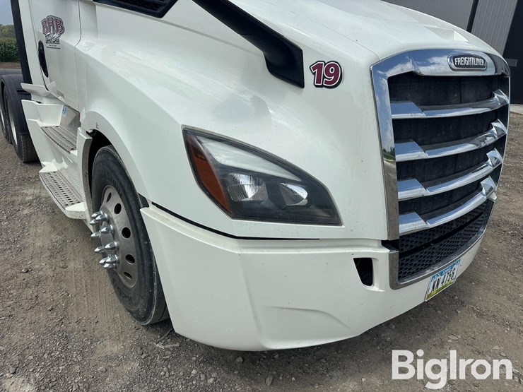 2019-freightliner-cascadia-126-image-16