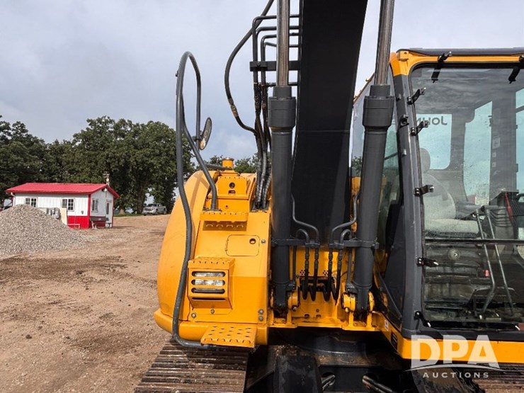 2012-deere-135d-image-30