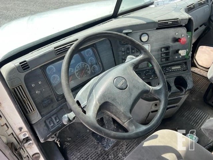 2008-freightliner-columbia-120-image-43