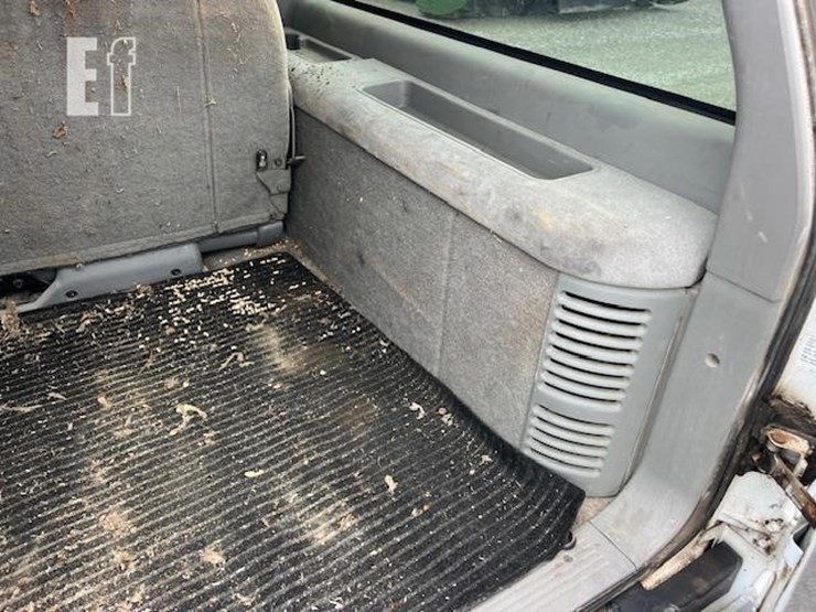1999-chevrolet-suburban-image-35