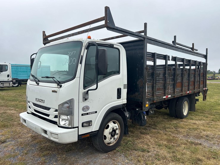 2017-isuzu-npr-image-1