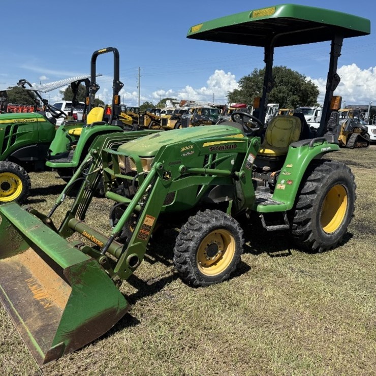 JOHN DEERE 3025E
