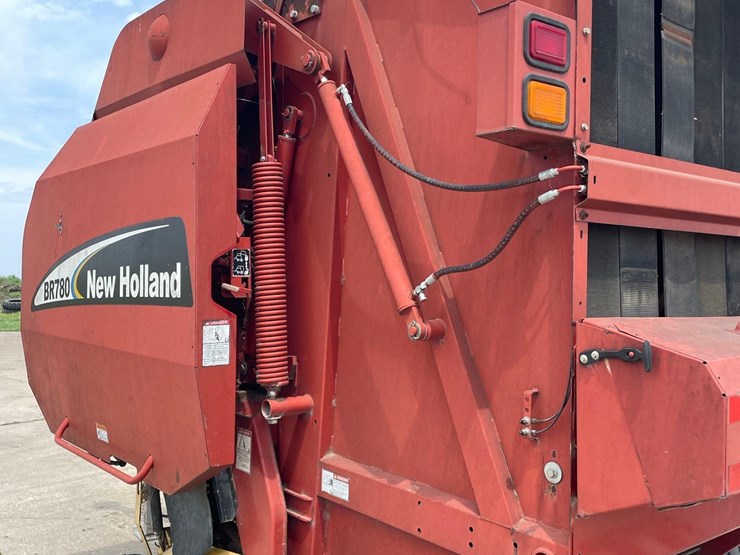 new-holland-br780-image-6