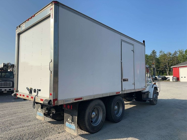 2000-freightliner-fl80-image-3