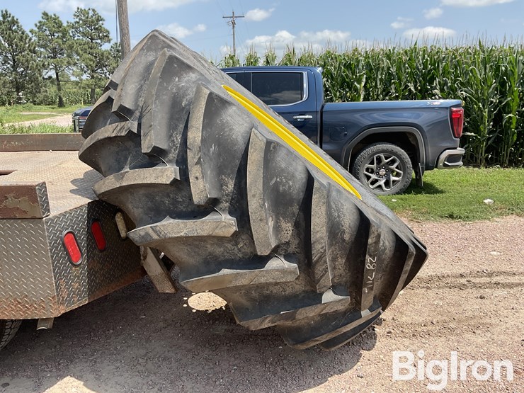 2024-john-deere-800-image-4