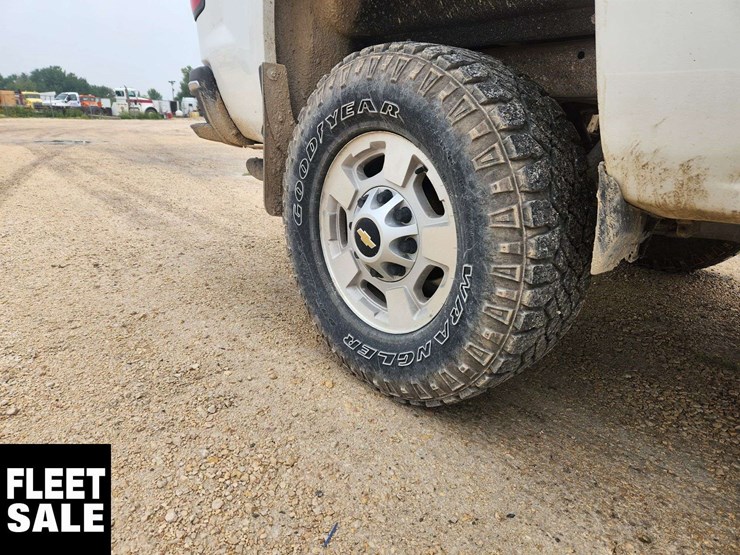 2015-chevrolet-silverado-2500hd-image-21