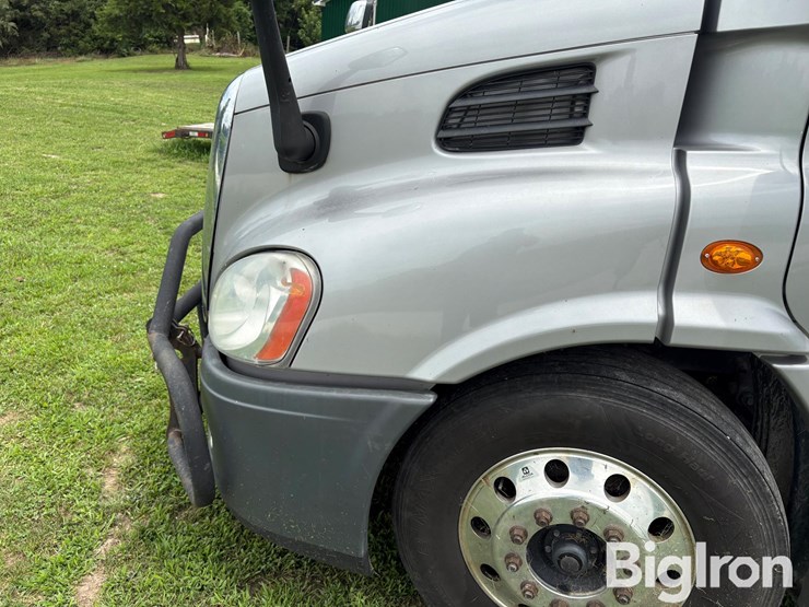 2015-freightliner-cascadia-113-image-10