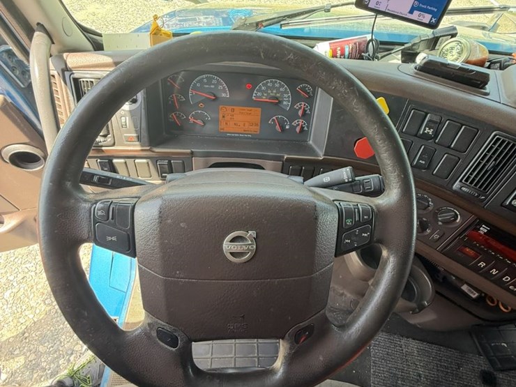 2017-volvo-vnl780-image-6
