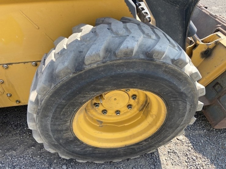 deere-320e-image-14