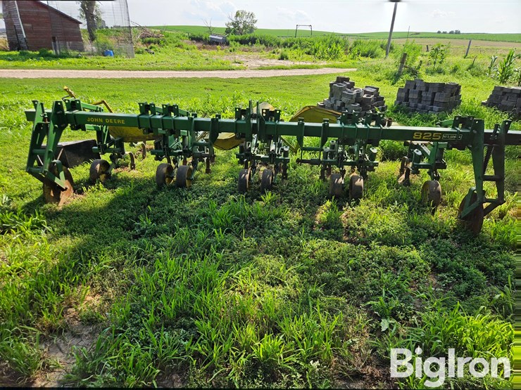 john-deere-825-image-2