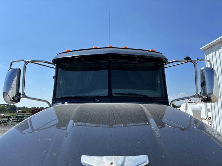 2011-peterbilt-386-image-15