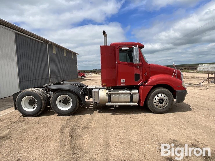 2007-freightliner-columbia-112-image-4
