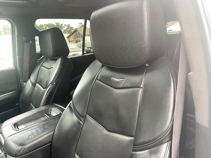 2017-cadillac-escalade-image-32