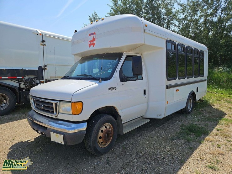 2005-ford-e450-image-1