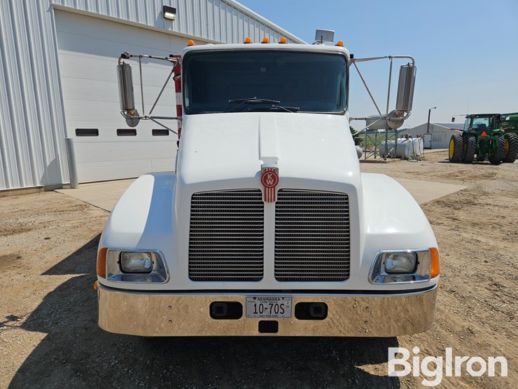 2004-kenworth-t300-image-2