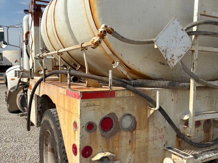 2011-peterbilt-337-image-8