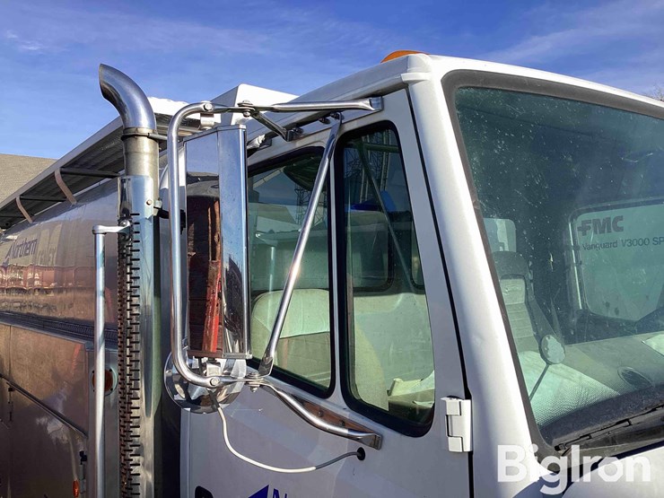 1998-freightliner-fl70-image-17
