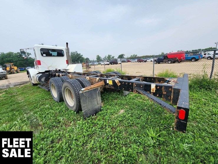 2016-peterbilt-365-image-3