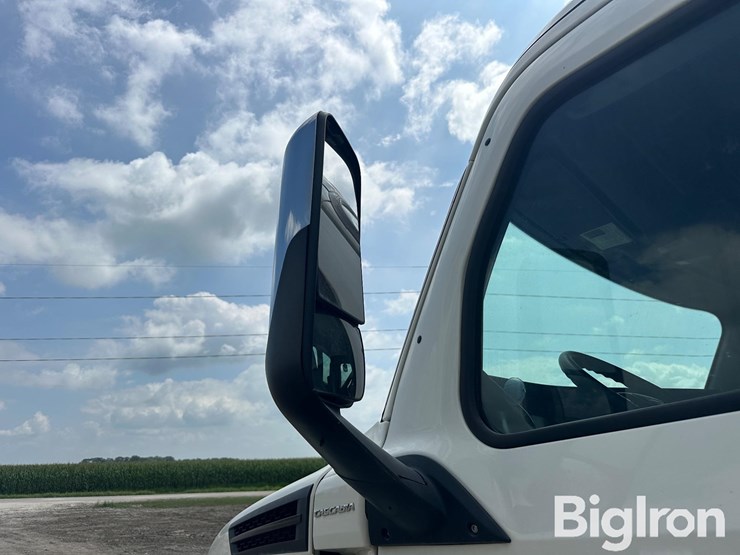 2019-freightliner-cascadia-126-image-9