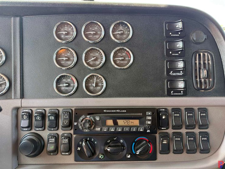 2013-peterbilt-388-image-11