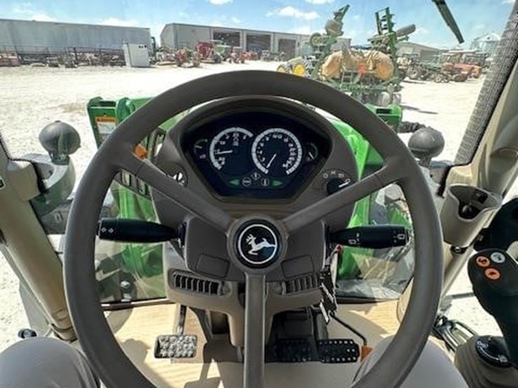 2013-john-deere-6125r-image-24