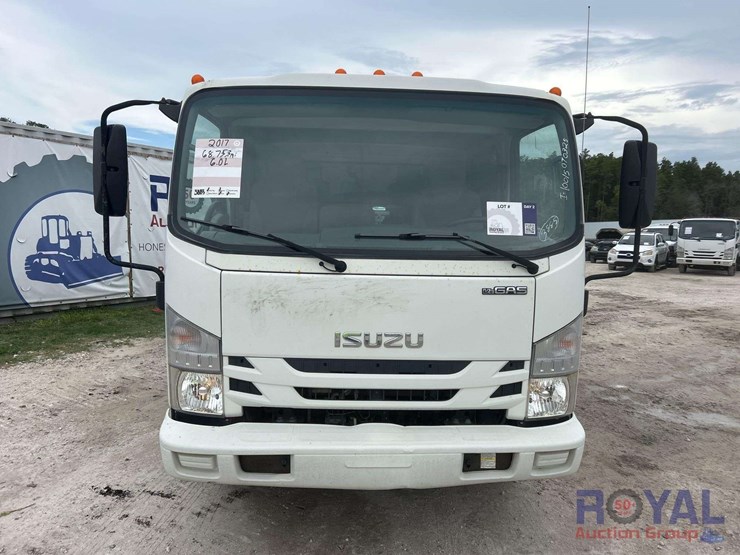 2017-isuzu-npr-image-26