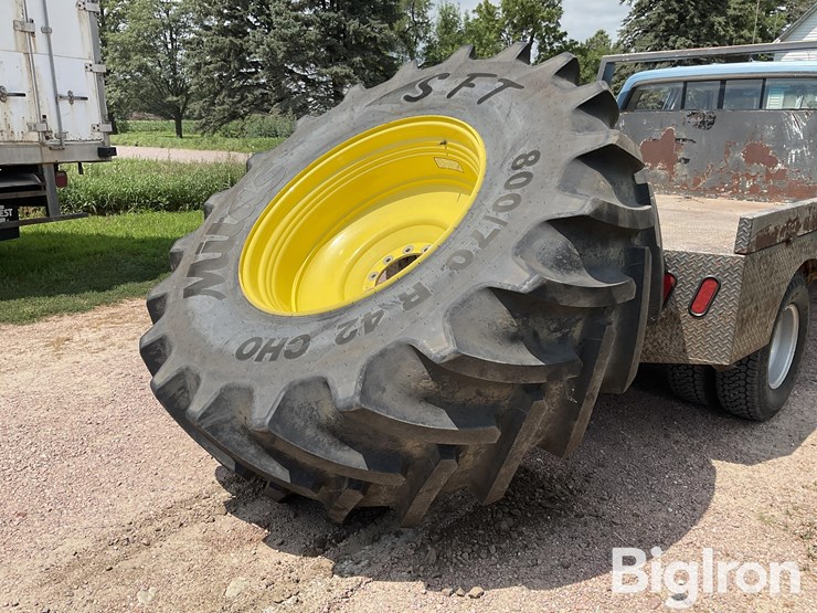 2024-john-deere-800-image-1