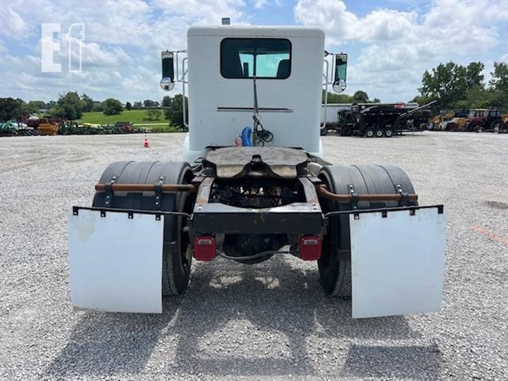2003-peterbilt-330-image-5
