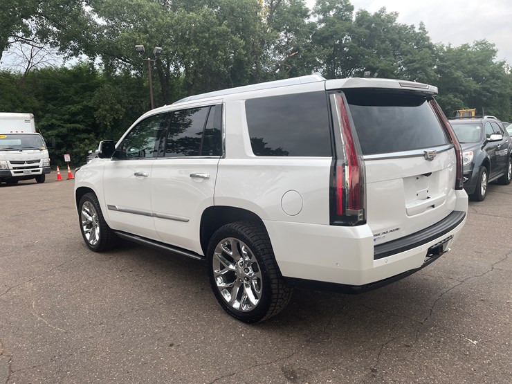 2017-cadillac-escalade-image-4