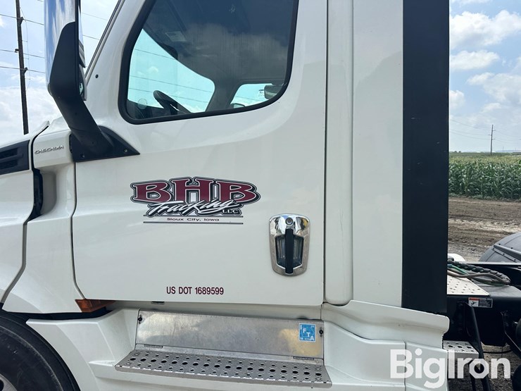 2019-freightliner-cascadia-126-image-10