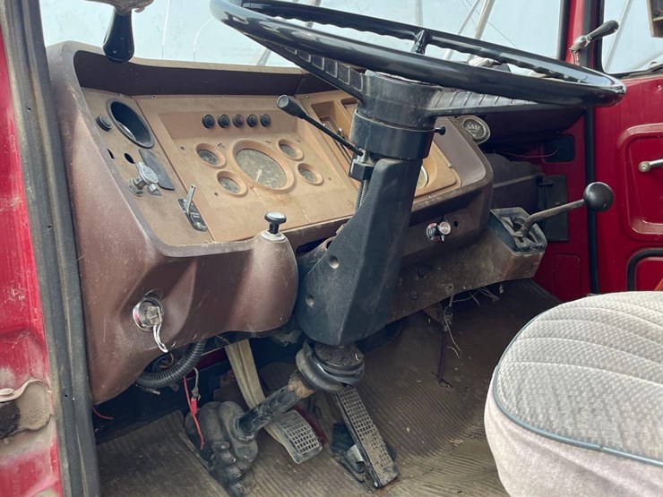 1982-ford-900-image-46