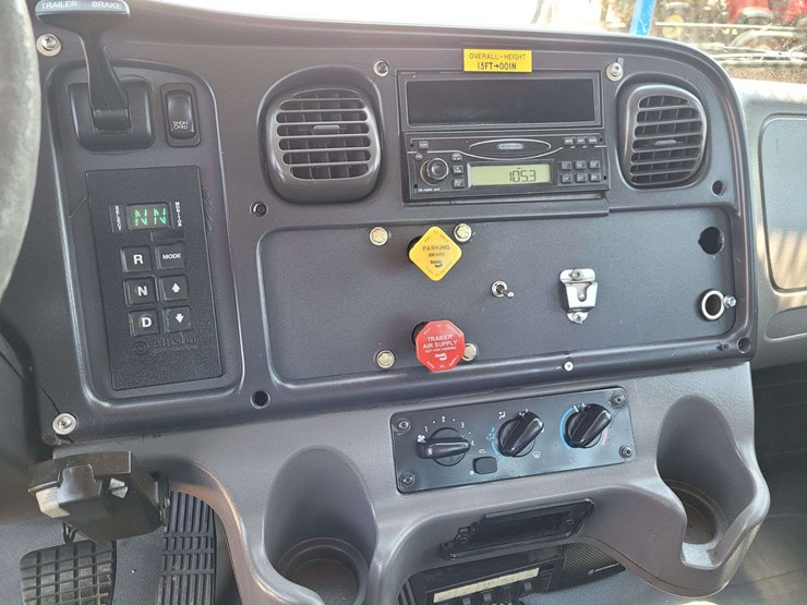 2007-freightliner-m2-106-image-14