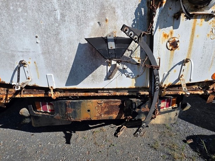 2002-freightliner-fl70-image-16