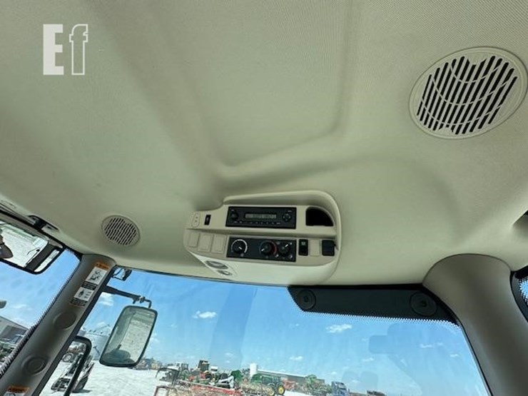 2013-john-deere-6125r-image-32