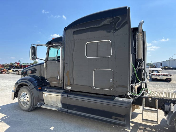 2011-peterbilt-386-image-49