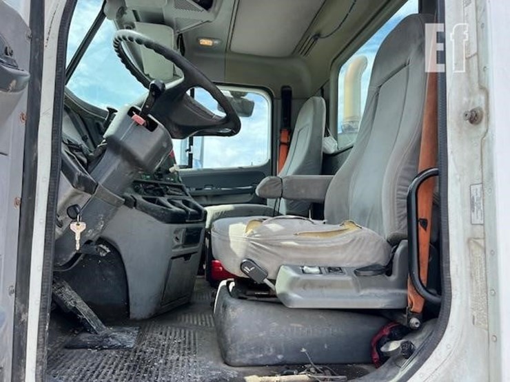 2008-freightliner-columbia-120-image-37