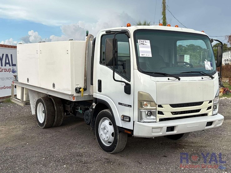 2023-isuzu-npr-image-2