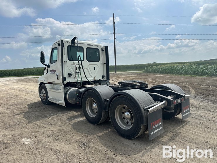 2019-freightliner-cascadia-126-image-7