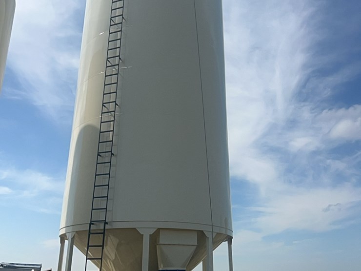 concept-7500-bushel-hopper-bin,-fully-equipped-with-agi-grainguard-10-hp-bin-fan-with-three-phase-electric-motor-image-1