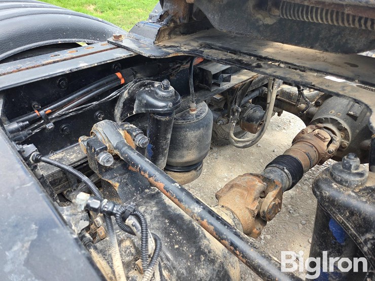 2016-peterbilt-567-image-11