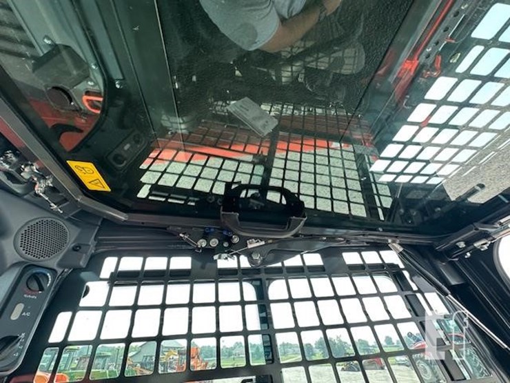 2023-kubota-ssv75-image-31