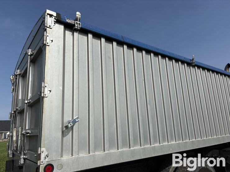 2011-freightliner-cascadia-113-image-17