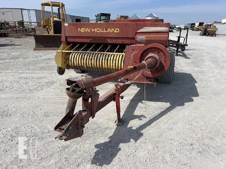 new-holland-320-image-11