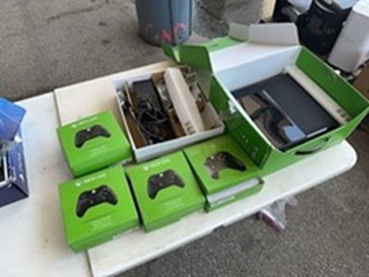 lot#----xbox-one-&-controllers-image-1