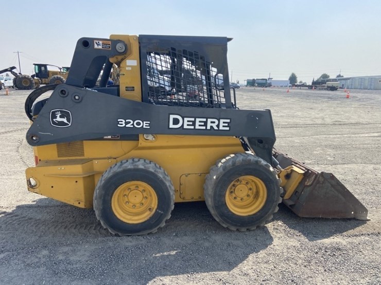 deere-320e-image-6